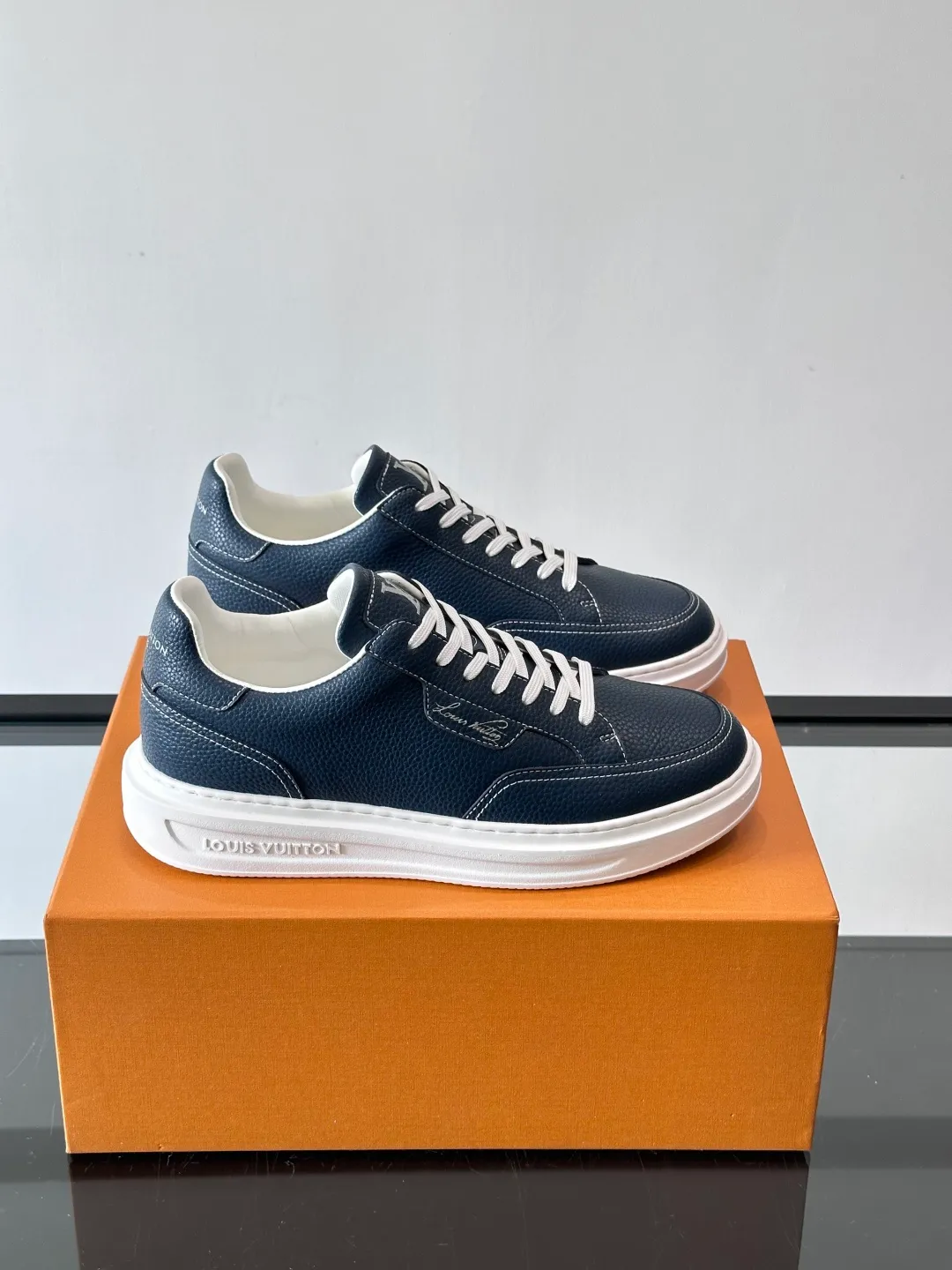 Men's men's shoes 💰p380 "＊OUIS ＊UITTO＊" casual sneakers, made of high-quality cowhide grain leather, with black laces, simple and high-end! LV Logo + classic Monogram lines on the side of the shoe, full of details✨. The rubber soles are wear-resistant and have strong traction, making them suitable for daily commuting and leisure. The shoe last fits the shape of the foot, making it comfortable to wear and not tiring after long walks. It is extremely versatile and can be easily worn with jeans or casual pants. It is a must-have item for men's fashion! 🖤 ​​size：38-44